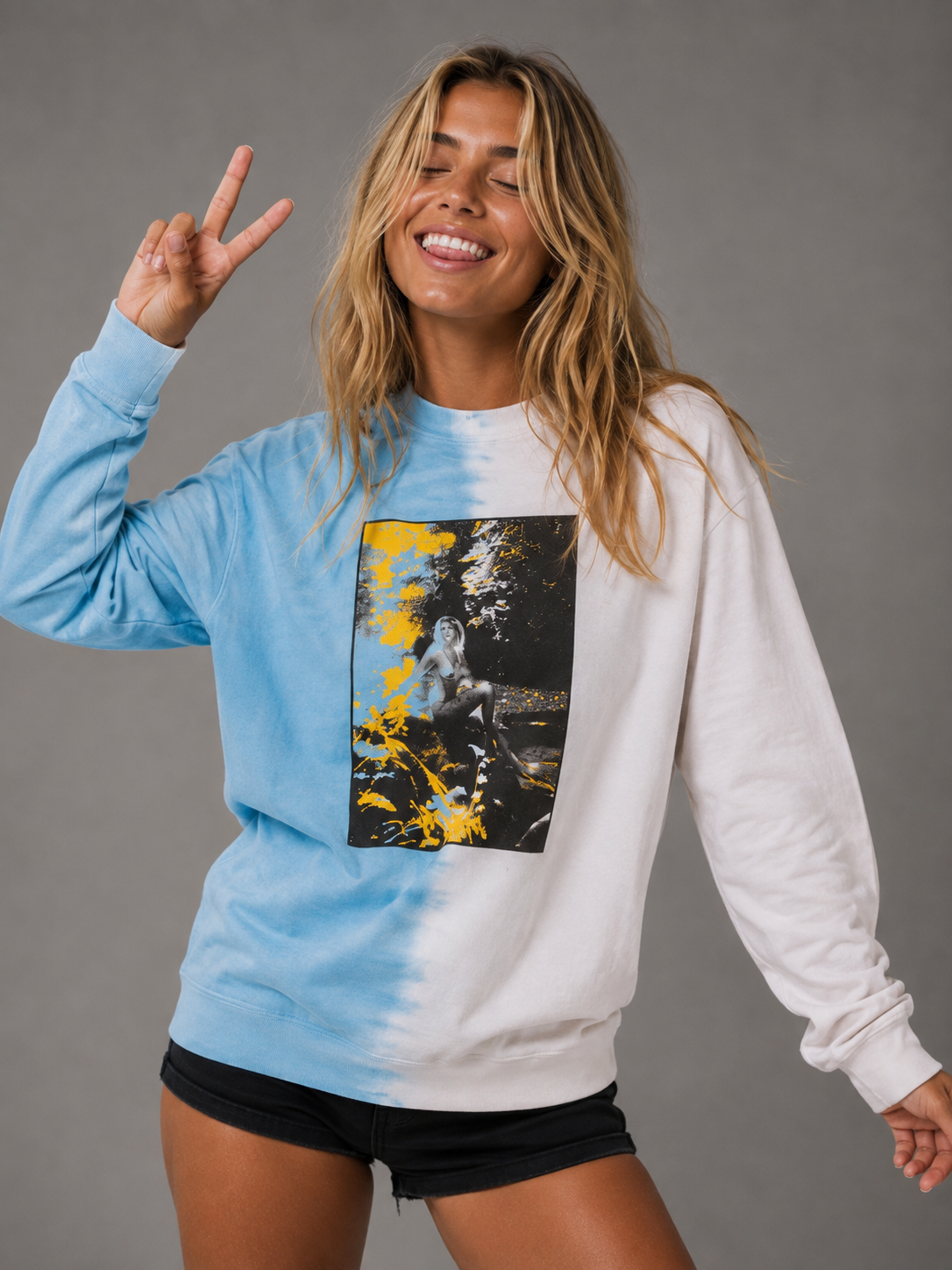 Playboy Au Naturel Megan Moore maglia tie-dye blu