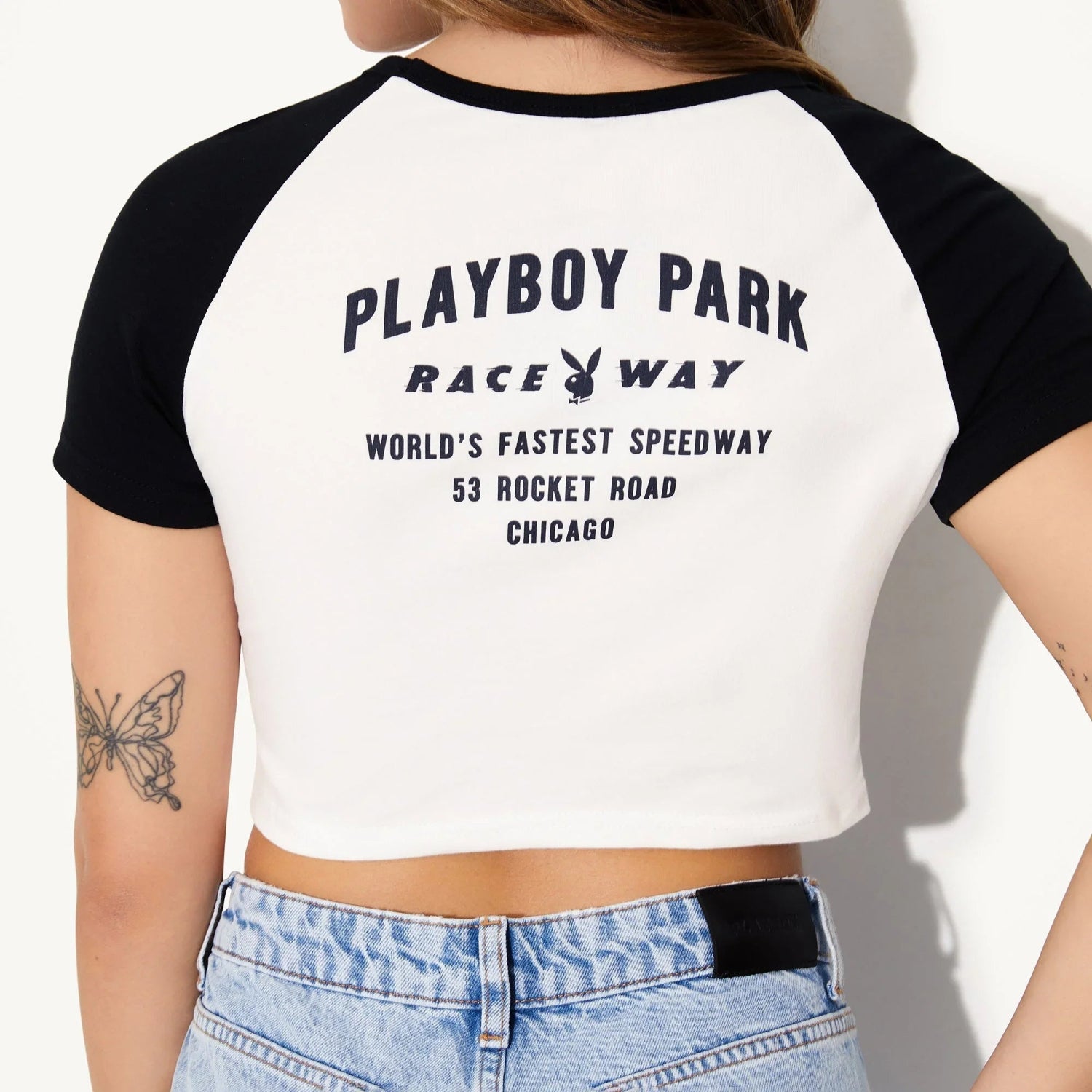 Playboy Raceway baby tee bianca cropped cotone
